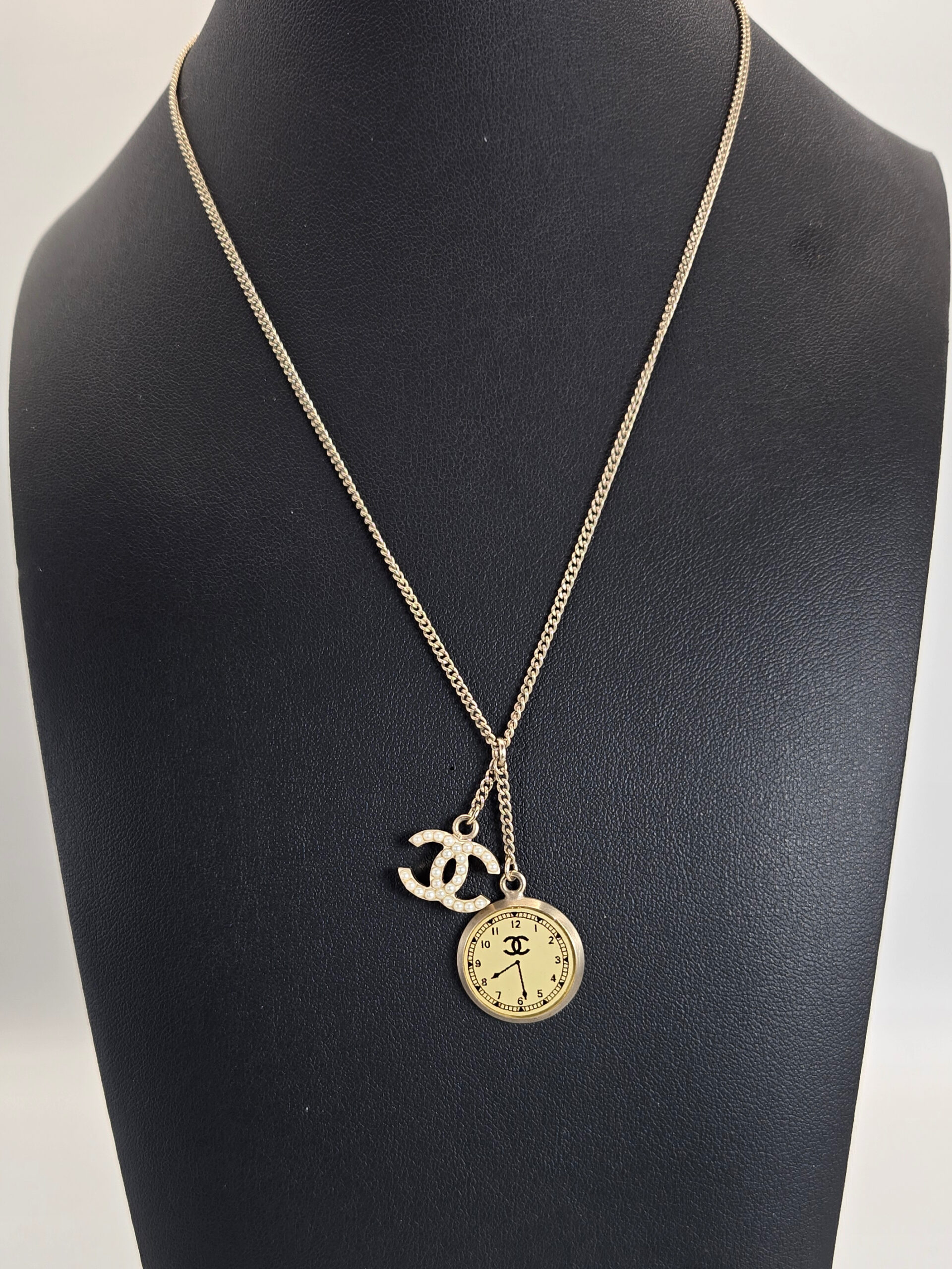 Chanel Clock-face CC logo necklace 07C