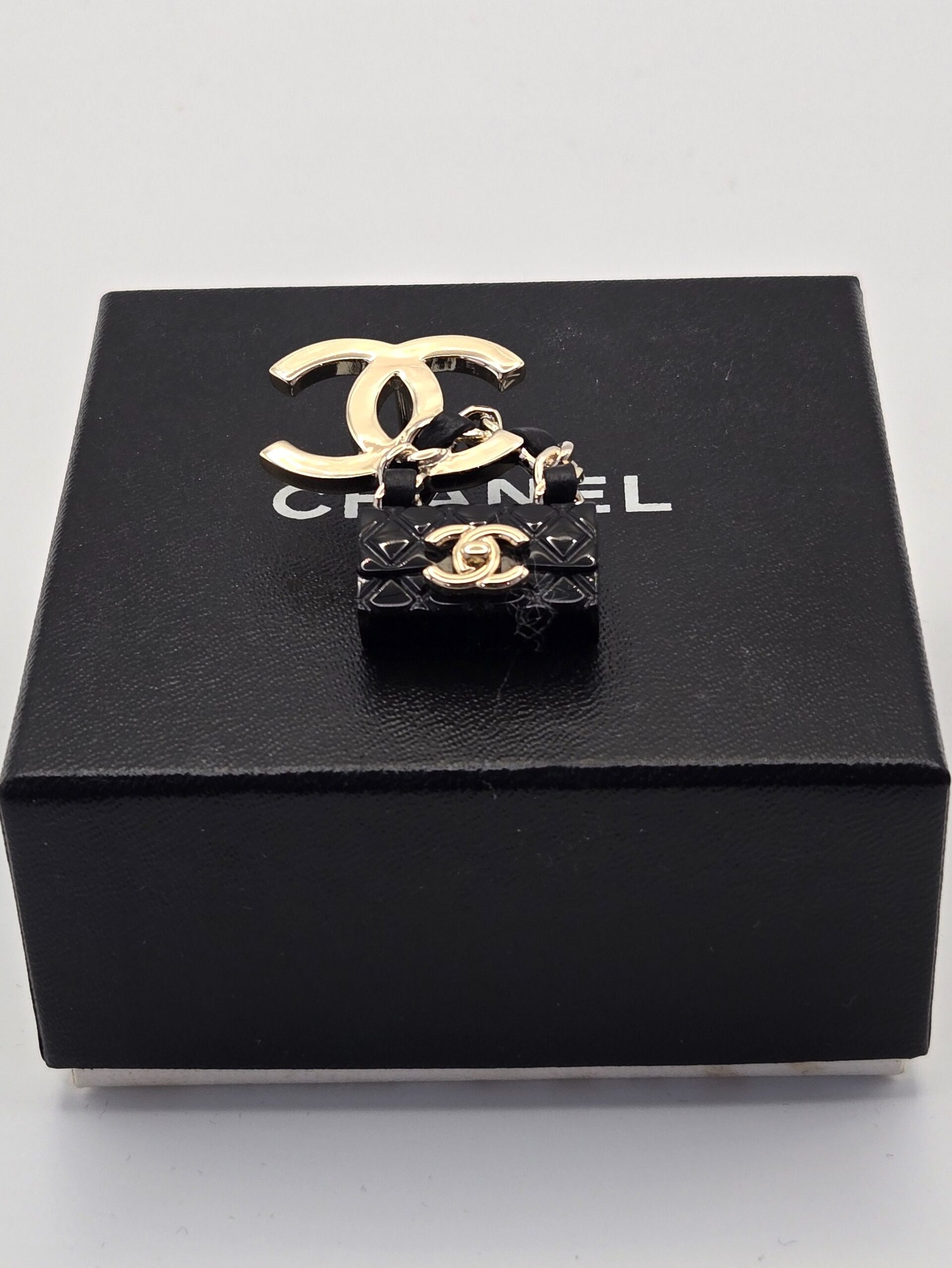 Chanel CC with Handbag Brooch B23C